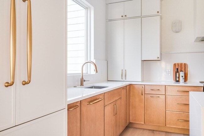 Building Photo - 15-17-17 Jewett Pl