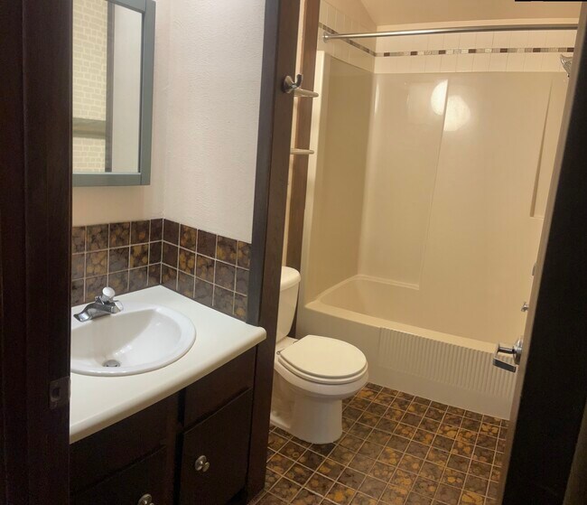 Building Photo - 1420 W South Park Ave