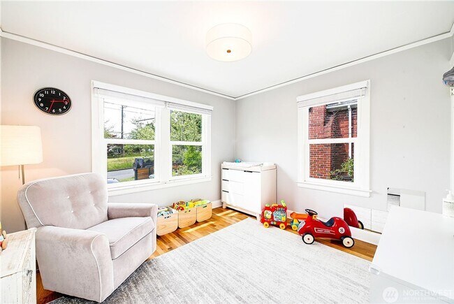 Building Photo - Charming 4 bed, 2 bath, fully fenced, covered deck in convenient location.