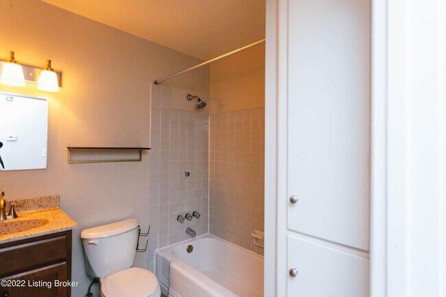 Building Photo - 2421 Woodmont Dr