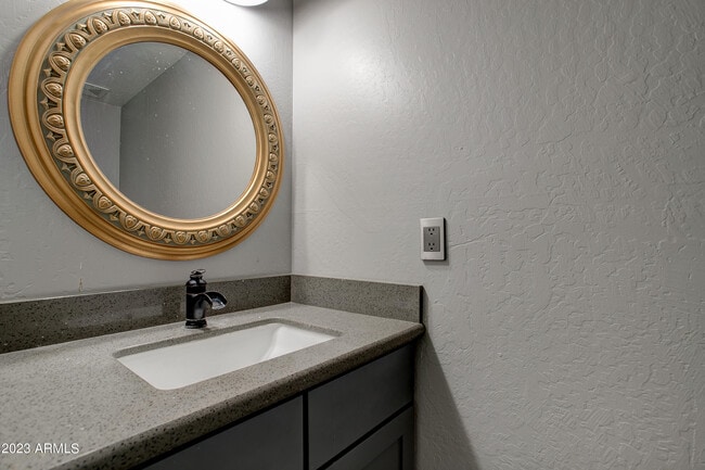 Building Photo - 2215 W Augusta Ave