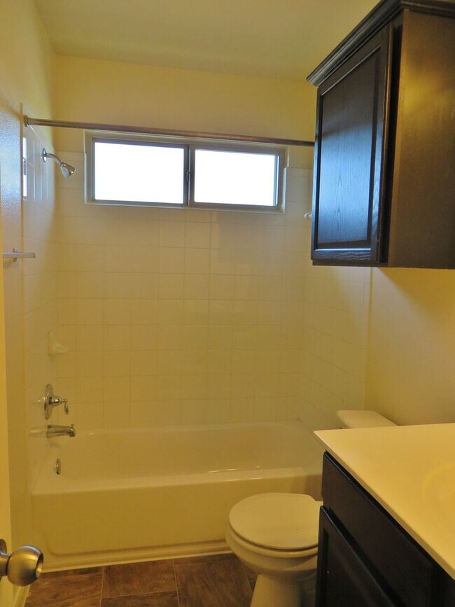 Building Photo - 3 Bedroom 2.5 Bathroom: Georgetown- Pinnacle Home