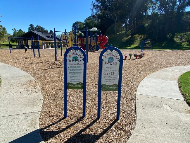 Building Photo - *Special* Charming 2 bedroom 2 bathroom Condo in Oceanside!