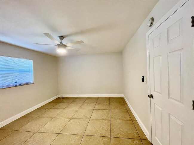 Building Photo - 601 NE 29th Dr