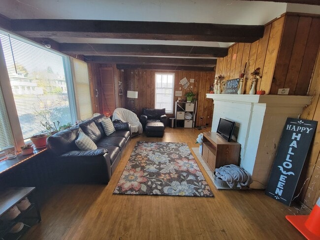 Building Photo - AVAILABLE JUNE - 6 Bed, 2 Bath Home Close to Campus!