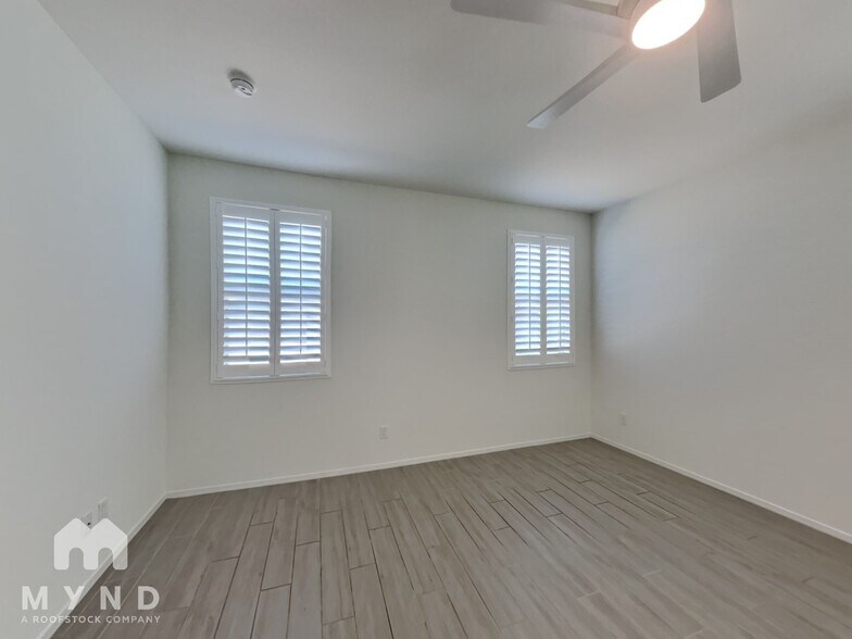 Building Photo - 7325 S 33rd Ln