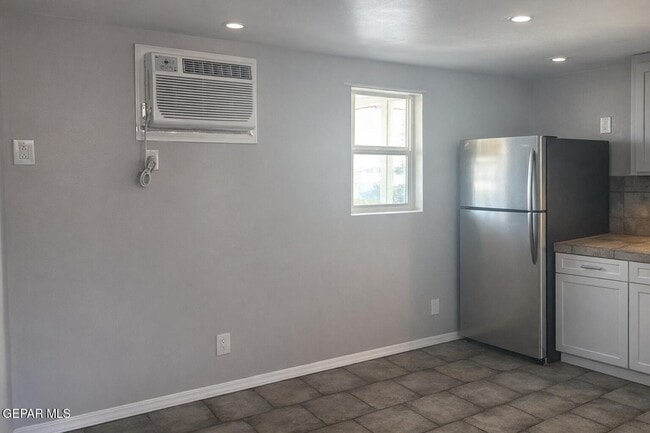 Building Photo - 614 Marr St