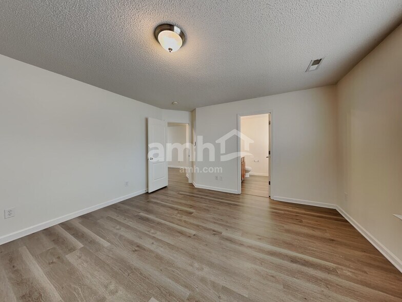 Building Photo - 6004 Glen Way Dr