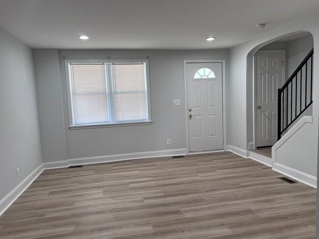 Building Photo - Stunning 3-Bedroom Renovated Townhome in E...