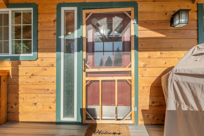 Building Photo - Darling cottage nestled in the woods near Holiday Market in Pleasant Valley!