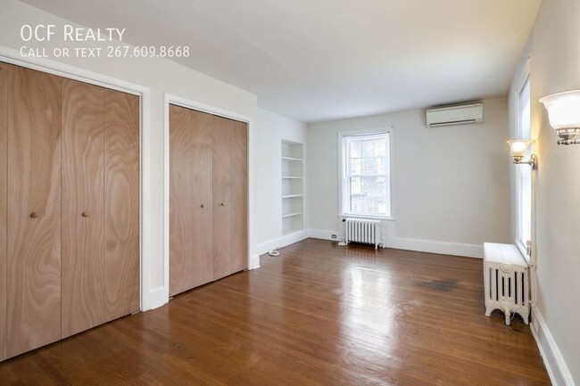 Building Photo - Charming Two Bed Rittenhouse Apartment