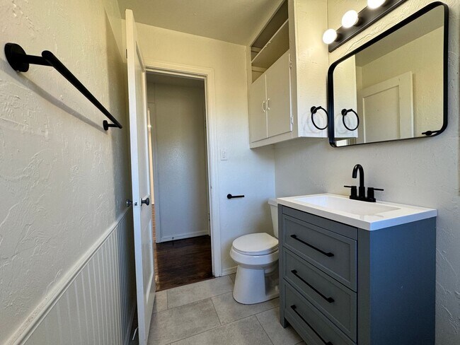 Building Photo - Charming Home for Rent