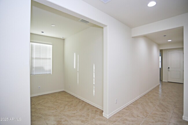 Building Photo - 977 W Finch Dr