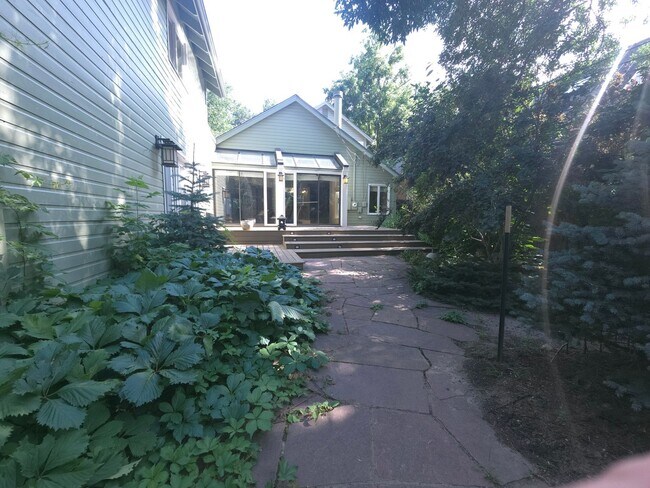 Building Photo - 531 Arapahoe Ave