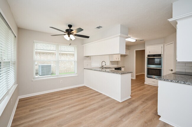 Building Photo - 2818 Green Fields Dr