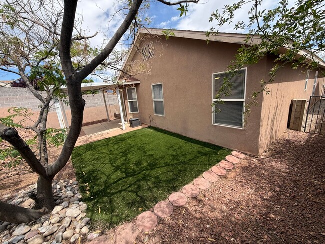 Building Photo - 3 Bedroom Single Story Available Near McMahon Blvd NW & Unser Blvd NW!