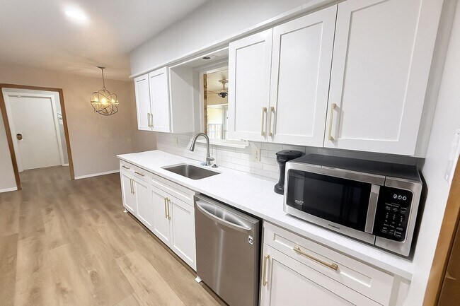 Building Photo - 3-Bedroom Home for Lease in Grand Prairie – 2,331 Sq Ft