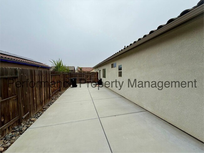 Building Photo - Charming 4 Bed/2 Bath SW Home w/ Solar & $0 Deposit Option