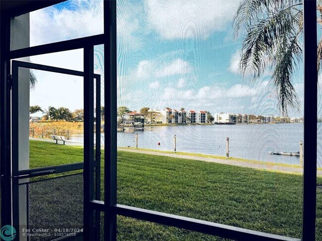 Building Photo - 112 Lake Emerald Dr