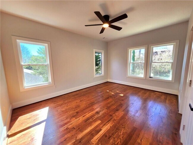 Building Photo - 1112 Shepherds Ln NE