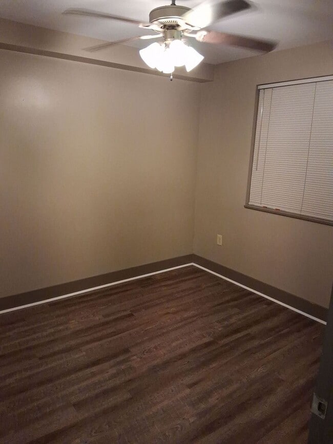 Building Photo - Lake Plaza Condominiums 3BD/2BA for NOW! $...