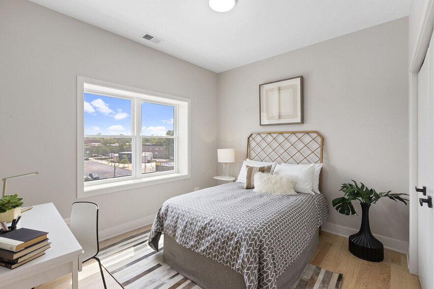 Building Photo - 5689 N Lincoln Ave