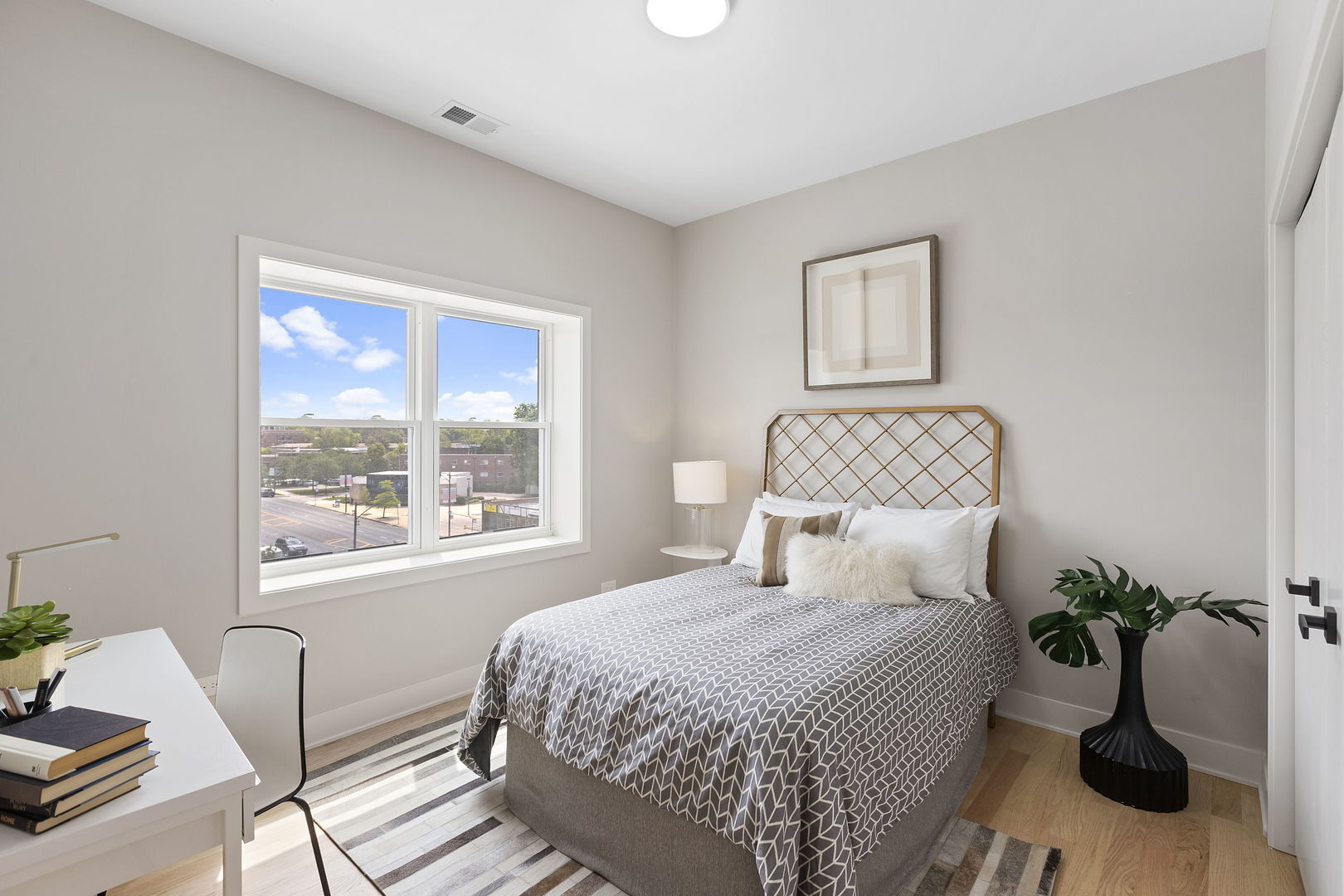 Building Photo - 5689 N Lincoln Ave