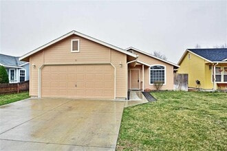 Building Photo - Updated Nampa home just minutes from I-84