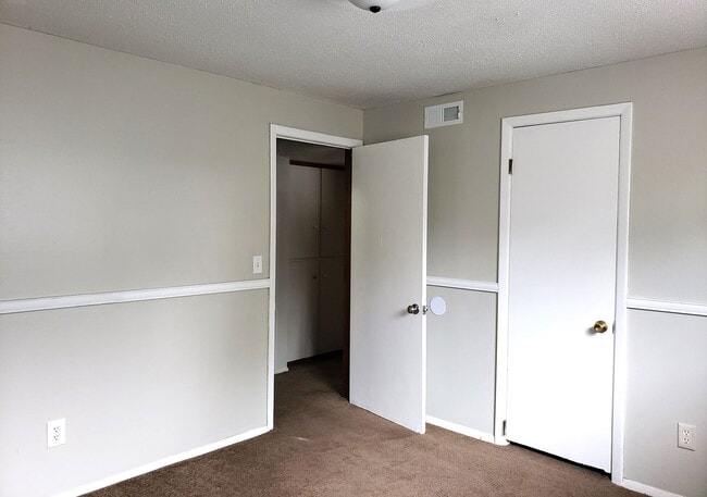 Building Photo - Large 4 bed / 2 bath house for rent