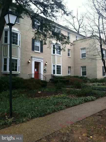Building Photo - Arlington Abode: Modern Comfort and Urban ...