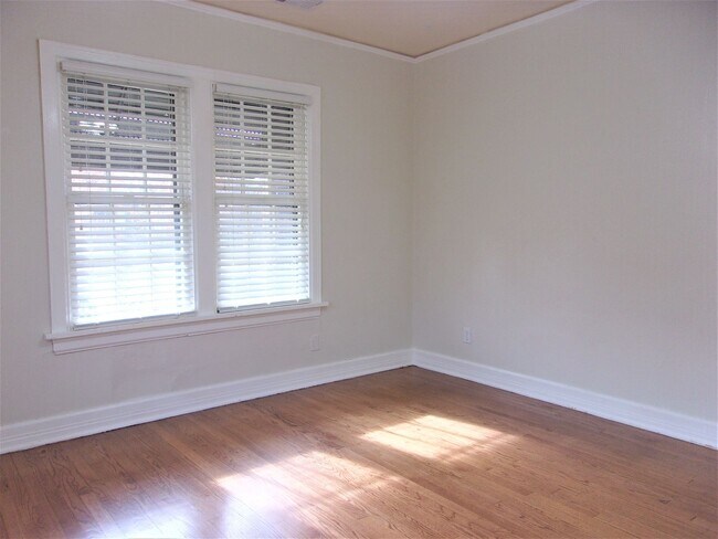 Building Photo - 3 BED 1 BATH TUDOR COTTAGE LAS VEGAS ADDIT...