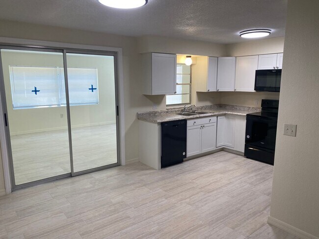 Building Photo - 2385 Poinsettia Dr