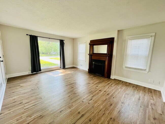 Building Photo - Three Bedroom Modern Farmhouse in Southern...