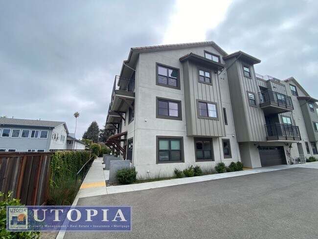 Building Photo - Beautiful, top floor apartment located in ...