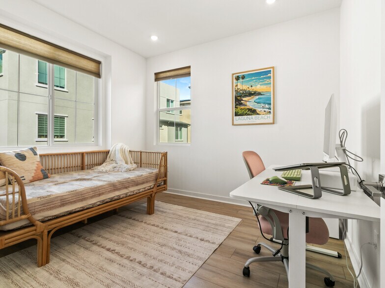 Guest room 2 / office - 1191 Grassland Rd