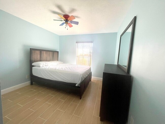 Building Photo - 5753 SE Mercedes Ave