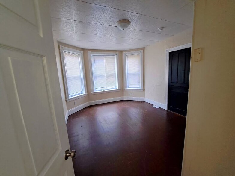 Primary Photo - 4 Columbia St