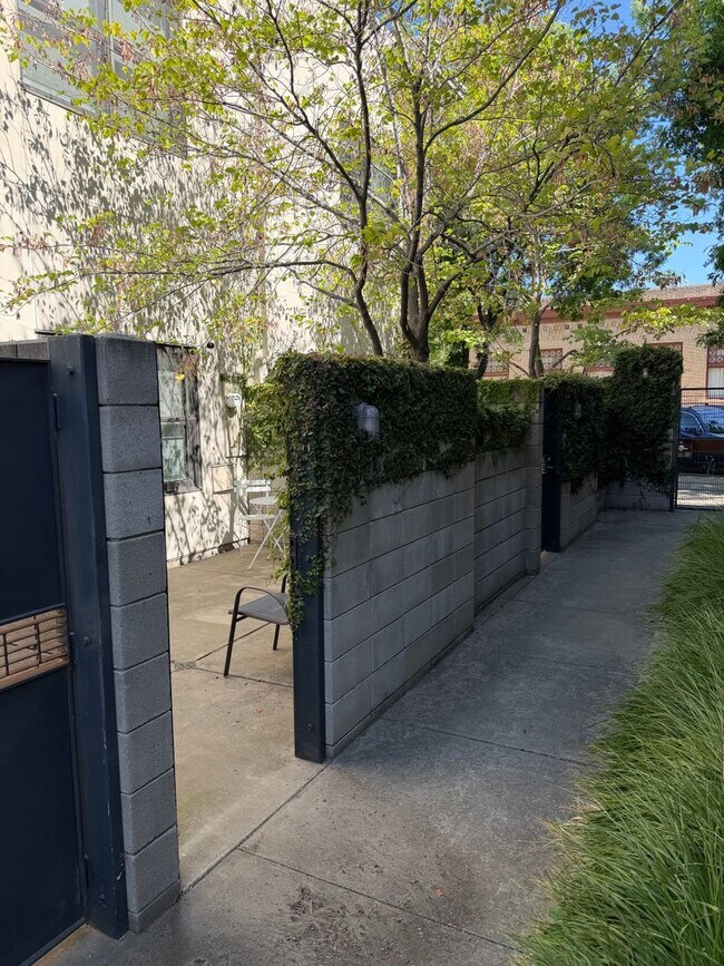 Building Photo - Rare Live/Work or Residential Opportunity in the Heart of North Oak Park!