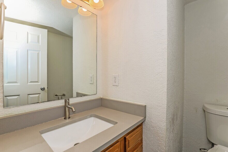 Building Photo - 304 E Pine Ridge Dr