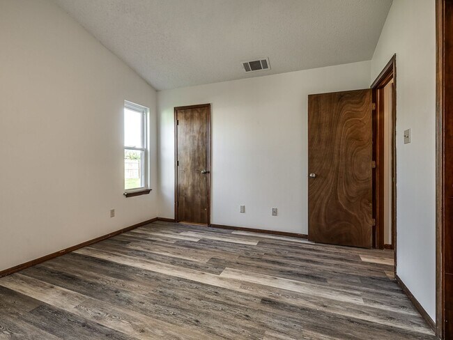 Building Photo - Move in discount / $800 first month rent