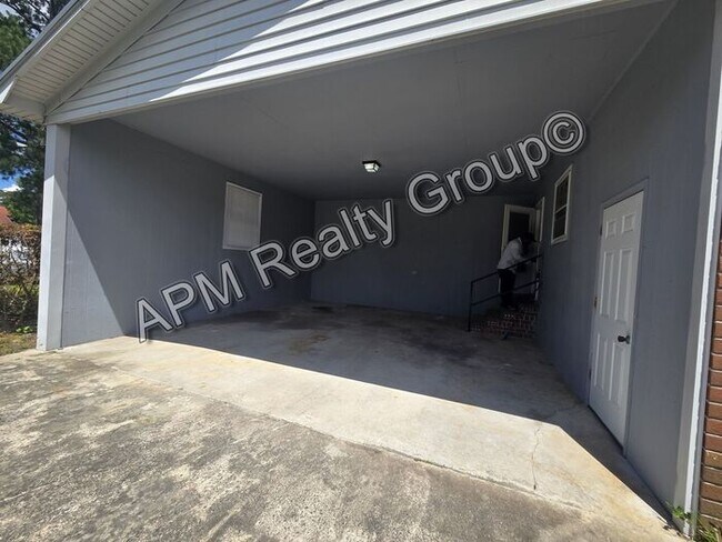 Building Photo - Spacious three bedroom West Columbia home