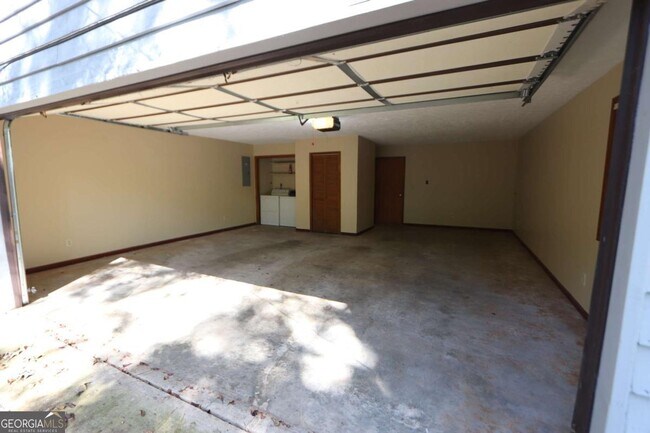 Building Photo - 4069 Shady Dr NW