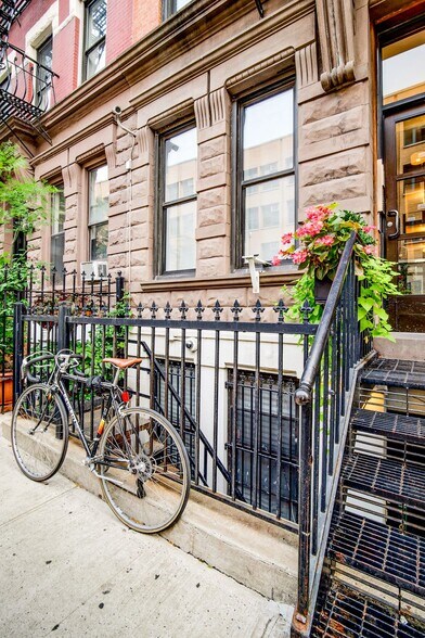 Building Photo - 340 W 17th St