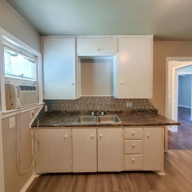 Building Photo - 2 Bedroom 1 bath Duplex