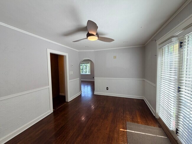 Building Photo - 860 Pleasant St