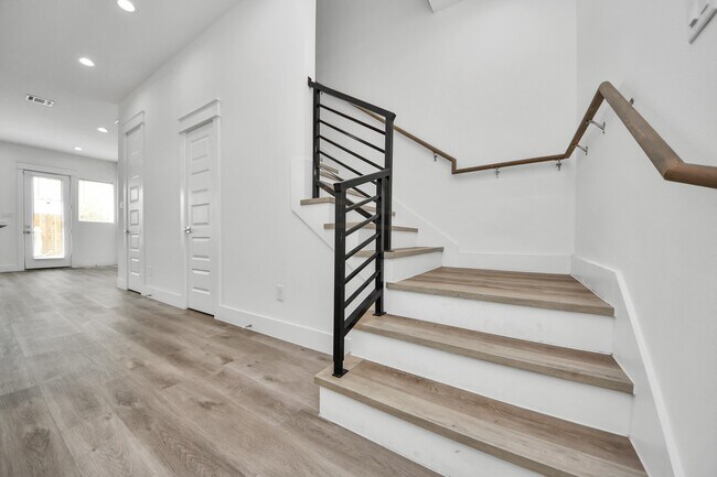 Building Photo - 5402 Margarita St