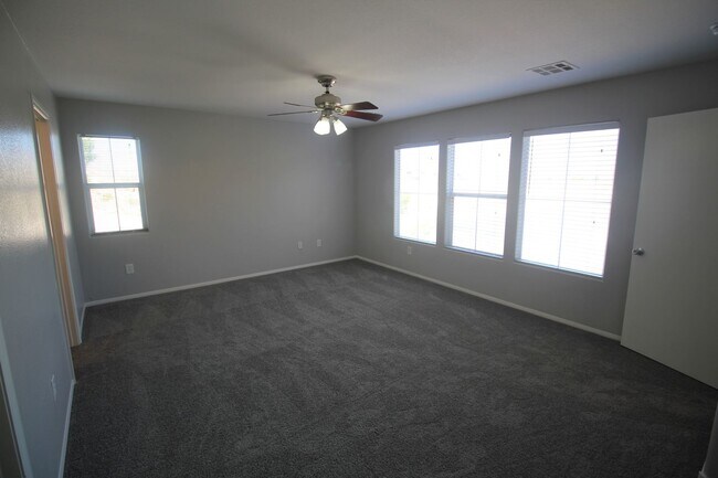 Building Photo - Fantastic 3bed/2.5 bath in Southwest ready for immediate move-in!