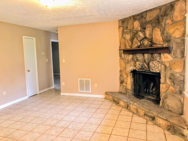 Building Photo - Affordable 2 bedroom in Athens!