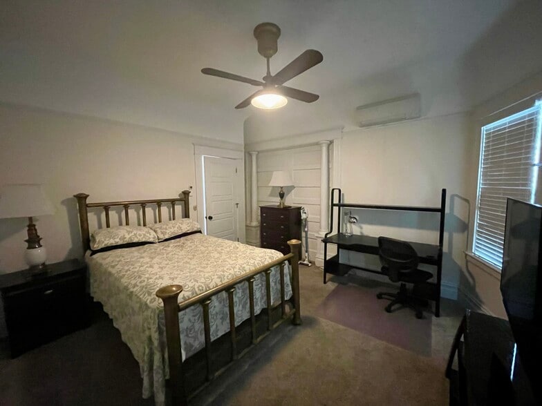 Primary Photo - 102 W Fulton St
