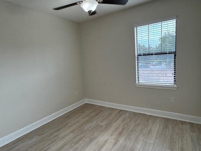 Building Photo - Newly renovated 4 Bedroom 3 1/2 Bathroom T...